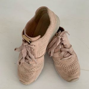 UGG woman’s Tye Treadlite Nubuck Quartz size 7